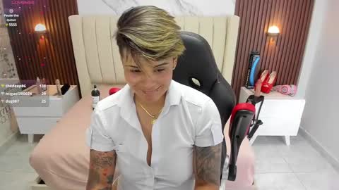 Snapshot of karolandluna chatting on 02-25-25, 08:47 Karol and Luna online show from 02-25-25, 08:47