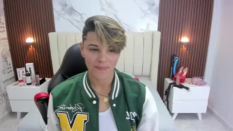 Snapshot of karolandluna chatting on 02-28-25, 04:10 Karol and Luna online show from 02-28-25, 04:10