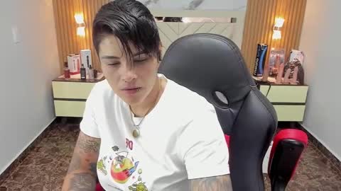 Snapshot of karolandluna chatting on 09-25-25, 02:48 Karol and Luna online show from 09-25-25, 02:48
