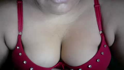 Snapshot of karolbb chatting on 12-15-24, 11:12 karolbb online show from 12-15-24, 11:12