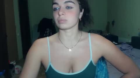 Snapshot of karolinasweet chatting on 01-17-25, 03:32 Mila online show from 01-17-25, 03:32