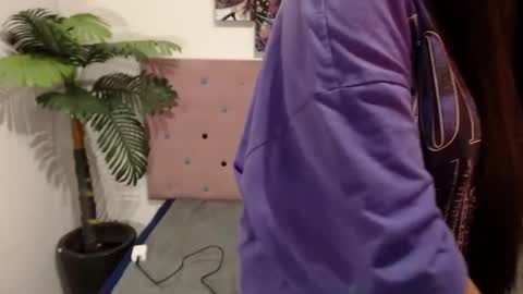 Snapshot of karolineburnx chatting on 03-04-25, 09:51 Isa online show from 03-04-25, 09:51