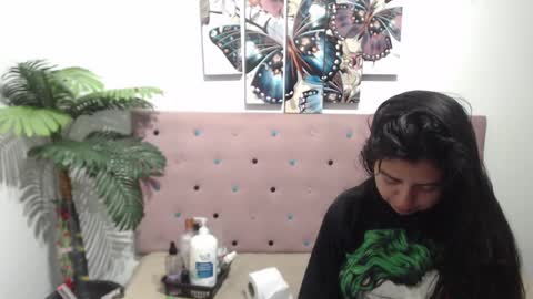 Snapshot of karolineburnx chatting on 03-12-25, 04:30 Isa online show from 03-12-25, 04:30