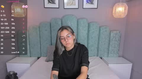 Snapshot of karoll_santos chatting on 12-20-24, 01:11 Karol Santos online show from 12-20-24, 01:11