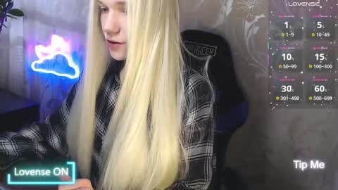 Snapshot of karolynafox chatting on 03-15-26, 08:53 Caroline Fox online show from 03-15-26, 08:53