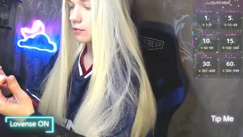 Snapshot of karolynafox chatting on 03-24-26, 09:36 Caroline Fox online show from 03-24-26, 09:36