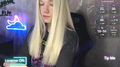Snapshot of karolynafox chatting on 03-28-26, 08:36 Caroline Fox online show from 03-28-26, 08:36