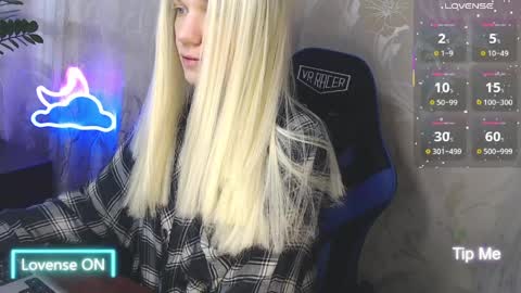 Snapshot of karolynafox chatting on 04-10-26, 07:35 Caroline Fox online show from 04-10-26, 07:35