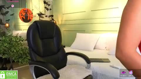 Snapshot of kataliina_18 chatting on 10-17-25, 11:35 Kat online show from 10-17-25, 11:35