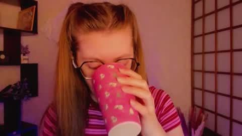 Snapshot of kate_cuddle chatting on 02-25-25, 02:03 Kate online show from 02-25-25, 02:03