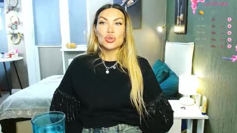 Snapshot of kate_space chatting on 12-15-25, 11:20 Therapist online show from 12-15-25, 11:20