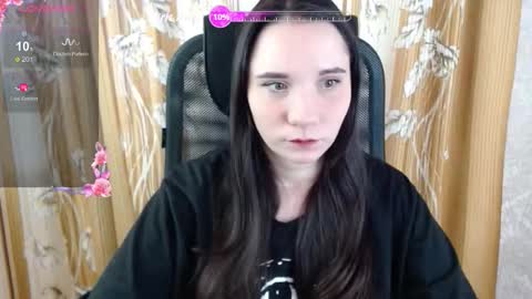 Snapshot of katecrash chatting on 11-08-25, 10:48 YourKate online show from 11-08-25, 10:48