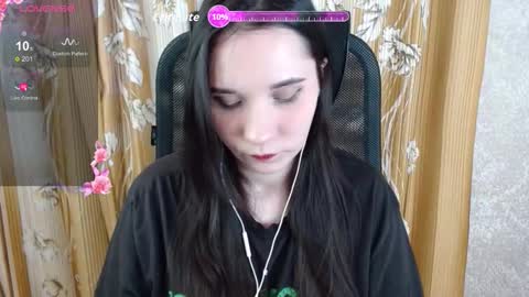 Snapshot of katecrash chatting on 12-05-25, 09:51 YourKate online show from 12-05-25, 09:51