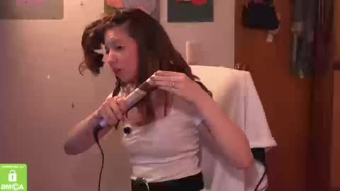 Snapshot of kathc_19 chatting on 12-20-25, 12:40 Katerine online show from 12-20-25, 12:40