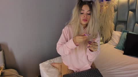 Snapshot of kathegomez_ chatting on 12-24-24, 05:13 KatheGomez online show from 12-24-24, 05:13