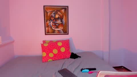 Snapshot of katia_foxx chatting on 02-24-25, 06:36 Khaterine online show from 02-24-25, 06:36