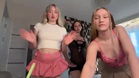 Snapshot of katie________ chatting on 03-12-26, 01:17 Katienext stream online show from 03-12-26, 01:17