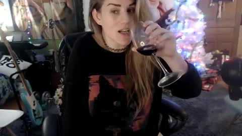 Snapshot of katiecutie_5 chatting on 12-25-24, 07:03 Katie online show from 12-25-24, 07:03