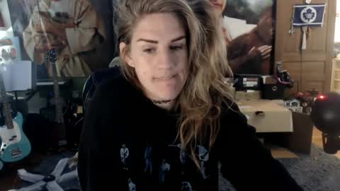 Snapshot of katiecutie_5 chatting on 10-18-25, 04:15 Katie online show from 10-18-25, 04:15