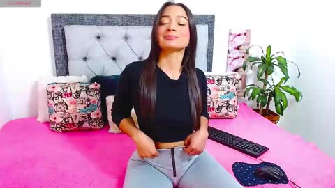 Snapshot of katikloving chatting on 12-20-25, 02:57 Follow Instagram katikloving online show from 12-20-25, 02:57