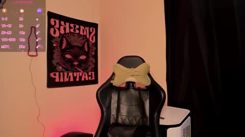 Snapshot of katrinaa_ricci chatting on 12-15-25, 04:00 Katrina Ricci online show from 12-15-25, 04:00