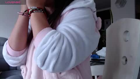 Snapshot of kattie_love chatting on 11-06-25, 06:31 kattie online show from 11-06-25, 06:31