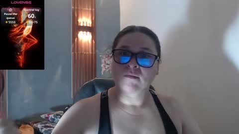 Snapshot of katty_findom_ chatting on 10-14-25, 12:28 katty online show from 10-14-25, 12:28