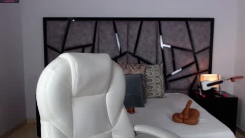 Snapshot of katya_ruiz chatting on 01-16-25, 04:17 Katya Ruiz online show from 01-16-25, 04:17