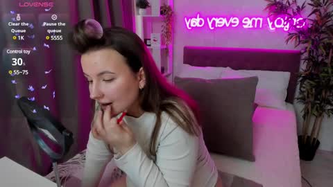 Snapshot of katyaneilson chatting on 02-19-25, 06:44 Kate online show from 02-19-25, 06:44