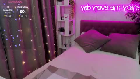 Snapshot of katyaneilson chatting on 10-31-25, 06:58 Kate online show from 10-31-25, 06:58