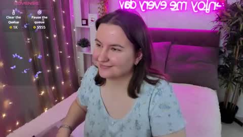 Snapshot of katyaneilson chatting on 12-17-25, 05:13 Kate online show from 12-17-25, 05:13