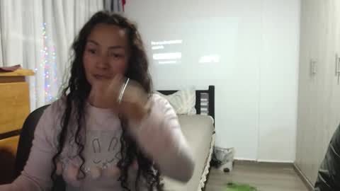 Snapshot of kawit1 chatting on 11-30-25, 01:42 Khawit online show from 11-30-25, 01:42