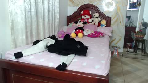 kendall  online show from 10-04-25, 05:27