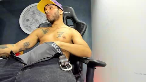 Snapshot of kevin_bronx chatting on 12-20-24, 01:03 Kevin online show from 12-20-24, 01:03