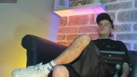 Snapshot of kevinn_blue chatting on 10-29-25, 11:17 Sexy Hot Kevin online show from 10-29-25, 11:17