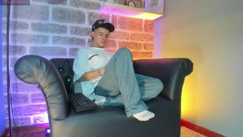 Snapshot of kevinn_blue chatting on 10-30-25, 10:10 Sexy Hot Kevin online show from 10-30-25, 10:10