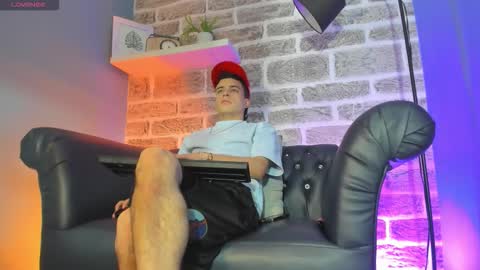 Snapshot of kevinn_blue chatting on 12-05-25, 05:05 Sexy Hot Kevin online show from 12-05-25, 05:05