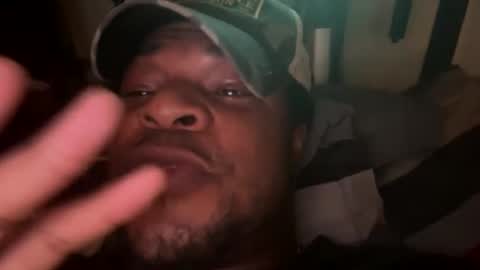 Snapshot of keybump323 chatting on 10-17-25, 04:37 Keybump online show from 10-17-25, 04:37