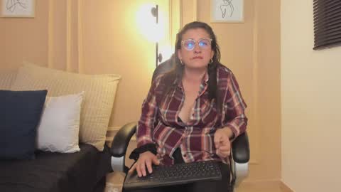 Snapshot of khloe_sp_ chatting on 06-09-26, 02:45 khloe_sp_ online show from 06-09-26, 02:45
