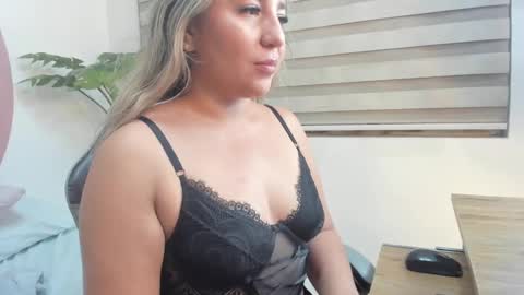 Snapshot of kiara_mirren chatting on 09-26-25, 03:32 K I A R A online show from 09-26-25, 03:32