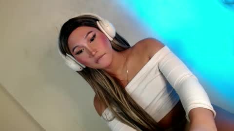 Snapshot of kiera_on_fire chatting on 12-12-24, 09:19 Kiera online show from 12-12-24, 09:19