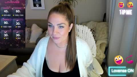 Snapshot of kierareines chatting on 12-04-25, 01:59 Kiera Reines online show from 12-04-25, 01:59