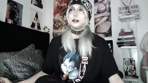 Snapshot of kiiller_queen chatting on 05-11-26, 09:45 kenny online show from 05-11-26, 09:45