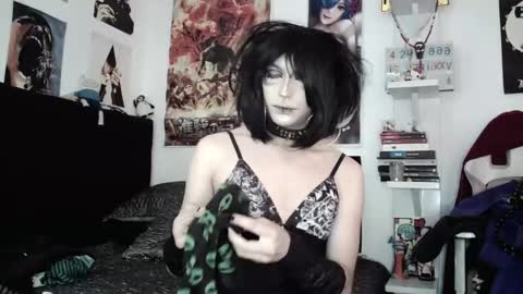 Snapshot of kiiller_queen chatting on 05-25-26, 04:46 kenny online show from 05-25-26, 04:46