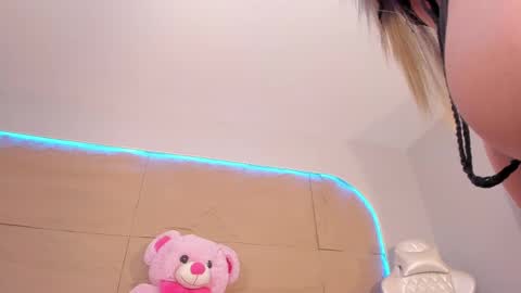 Snapshot of kiimcooper chatting on 02-28-25, 10:09 KIM COOPER online show from 02-28-25, 10:09