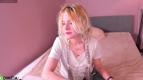 Snapshot of kiki_peach chatting on 06-22-26, 12:24 Jessica online show from 06-22-26, 12:24