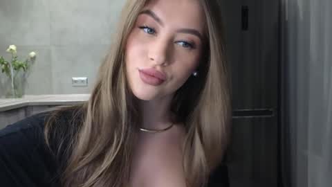 Snapshot of killer__girls chatting on 12-27-24, 10:37 EvaAnna online show from 12-27-24, 10:37