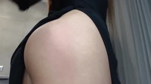 Snapshot of killer__girls chatting on 01-21-25, 03:15 EvaAnna online show from 01-21-25, 03:15