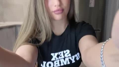 Snapshot of killer__girls chatting on 11-10-25, 09:03 EvaAnna online show from 11-10-25, 09:03