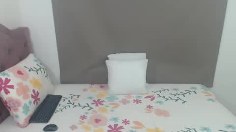 Snapshot of kimberjamesxx chatting on 06-03-26, 04:04 DANIELA online show from 06-03-26, 04:04